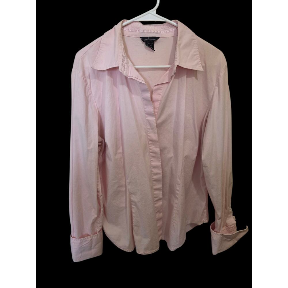 BUNDLE: 2 MODA button up shirts 
Size: XL
Z24(2)